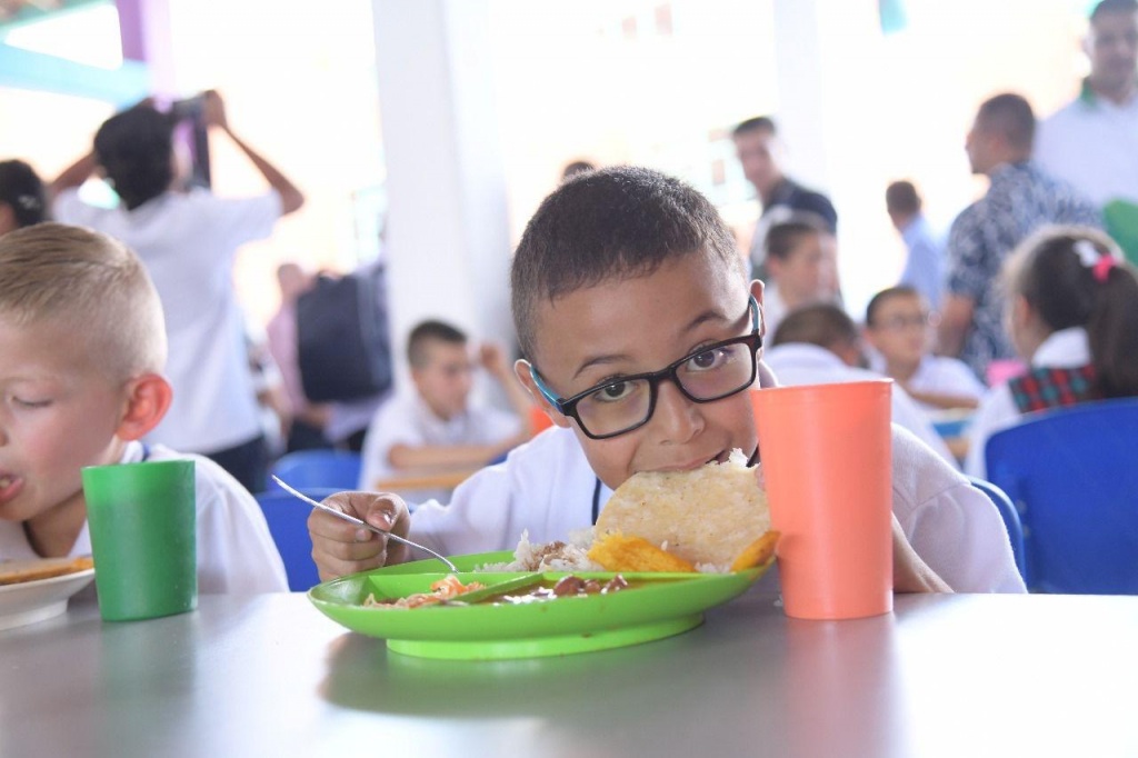 La Gobernación de Antioquia asegura recursos para que en 2025 más de 311 mil estudiantes reciban el Programa de Alimentación Escolar desde el primer día de clases 