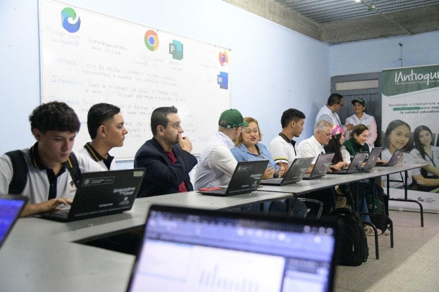 En la primera fase del proyecto IAntioquia Transformación Digital Educativa, se avanzó en la capacitación a docentes y estudiantes del departamento