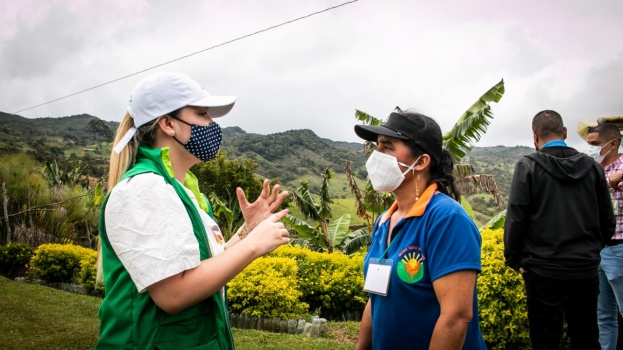 Secretaria de las Mujeres y la Universidad de Antioquia visitaron granja del proyecto Mujeres Siembra en el municipio de Campamento