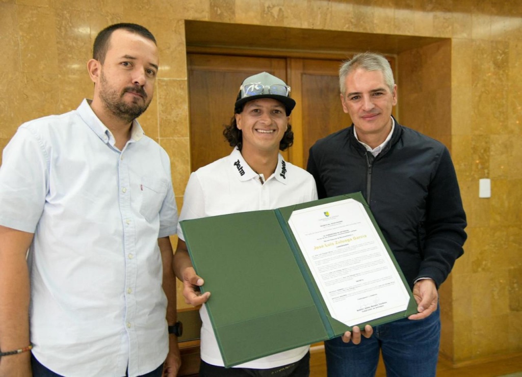 El Gobernador Andrés Julián reconoció la excelencia deportiva del campeón de parapente José Luis Zuluaga