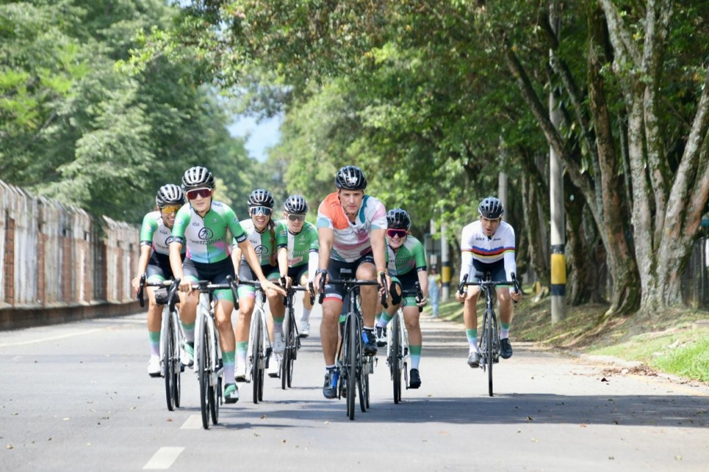 El gobernador Andrés Julián y el equipo de Ciclismo Mujeres Antioquia Orgullo Paisa, realizaron una rodada en el Aeroparque Juan Pablo II