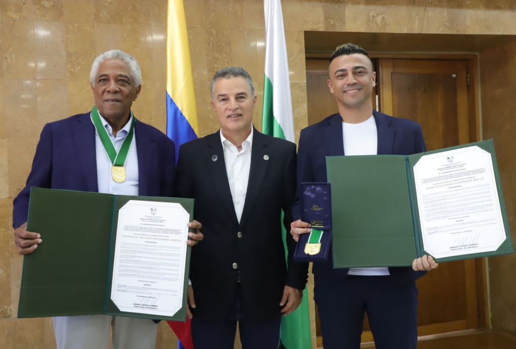 Gobernador de Antioquia entregó el Escudo de Antioquia, categoría Oro, al &quot;profe&quot; Francisco Maturana y a Juan Guillermo Cuadrado