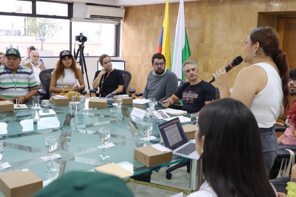 El gobernador Andrés Julián y su equipo de gobierno escucharon las prioridades de los jóvenes líderes del departamento