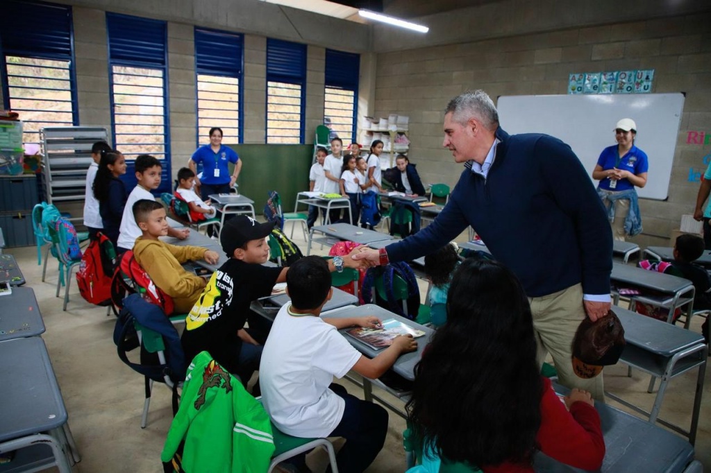 Gobernación de Antioquia entrega nueva sede educativa rural en Salgar y anuncia créditos en infraestructura educativa