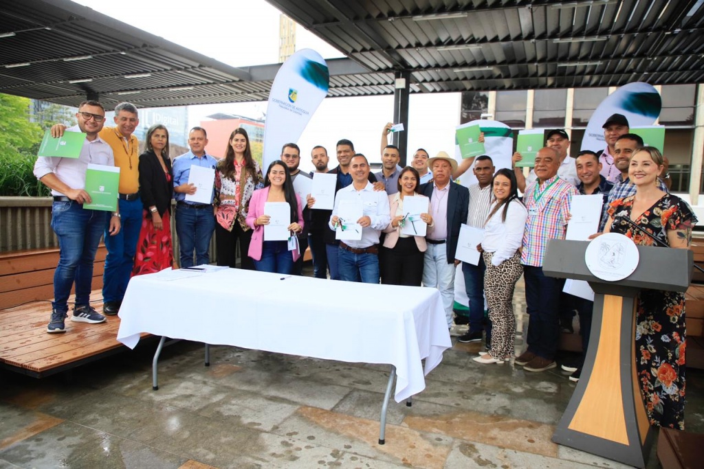 Gobernación de Antioquia mejora operatividad municipal con la entrega de vehículos