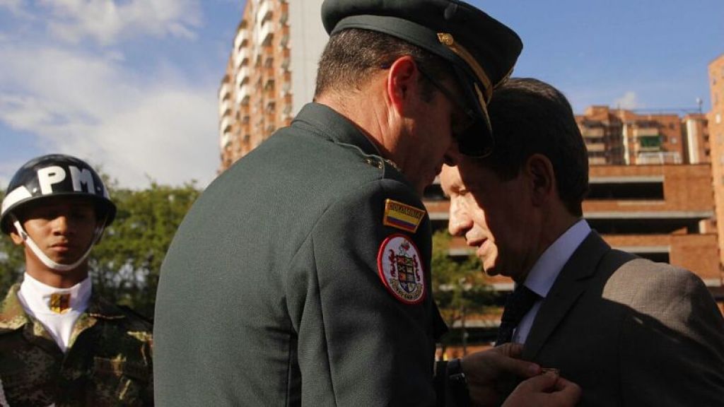 Ejército Nacional condecoró al gobernador de Antioquia con la medalla “Fe en la Causa”