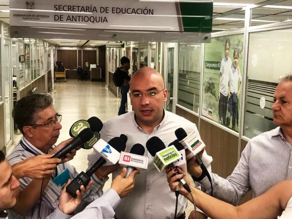 Declaraciones del secretario de educación Néstor David Restrepo sobre irregularidades en construcción de megacolegios para la jornada única