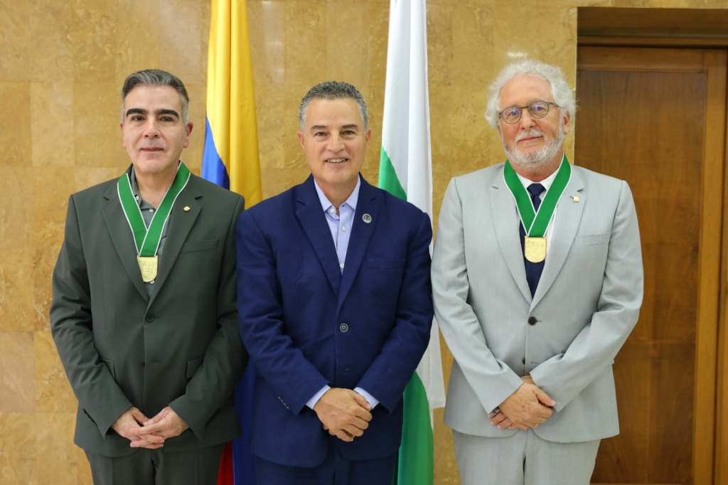 Gobernación de Antioquia reconoce con Escudo de Antioquia, categoría Oro, a los escritores Héctor Abad Faciolince y Jorge Franco Ramos