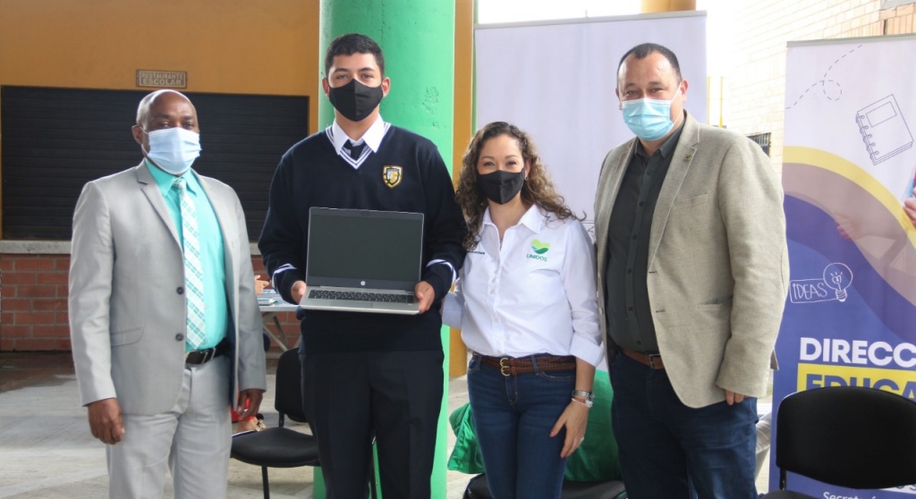 La Secretaría de Educación de Antioquia y la Alcaldía de El Retiro entregan computadores para las instituciones educativas oficiales de este municipio