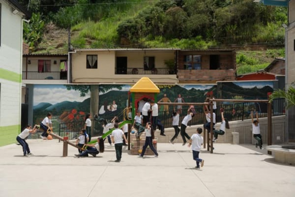 El Gobernador Andrés Julián entregó mejoras en infraestructura educativa  rural en Andes