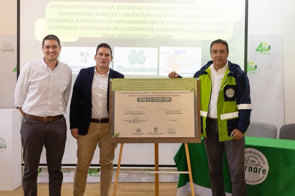 La Gobernación de Antioquia y Cornare firmaron convenio para beneficiar a familias y escuelas rurales con huertas caseras para la producción de alimentos