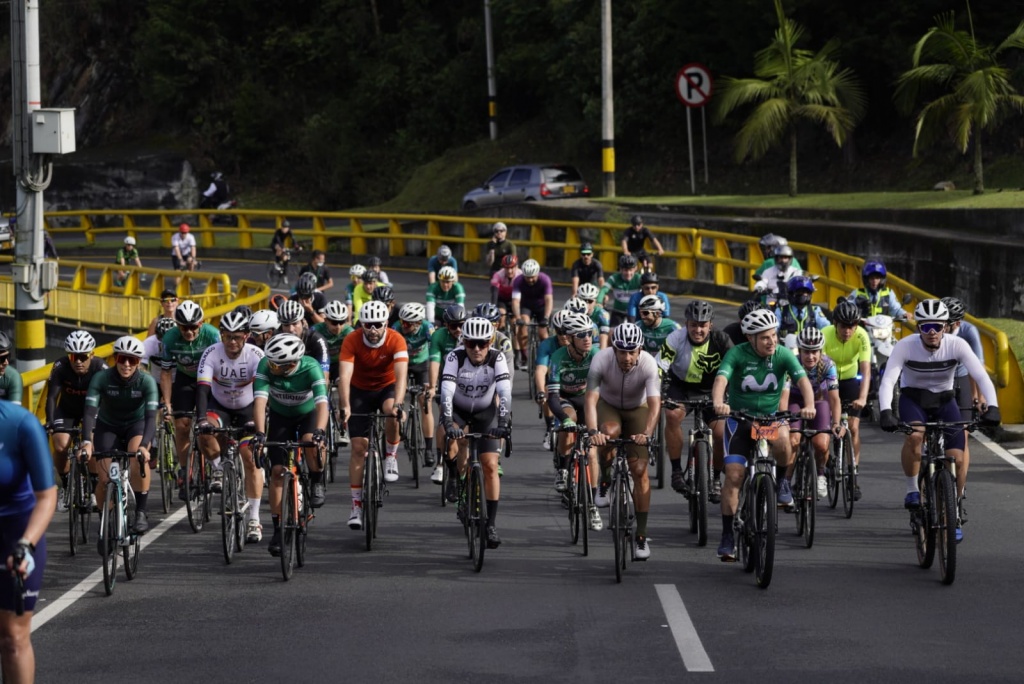 Gobernación de Antioquia entrega obras de renovación de 20 km de la Doble Calzada Palmas y rinde homenaje a figuras históricas del ciclismo nacional