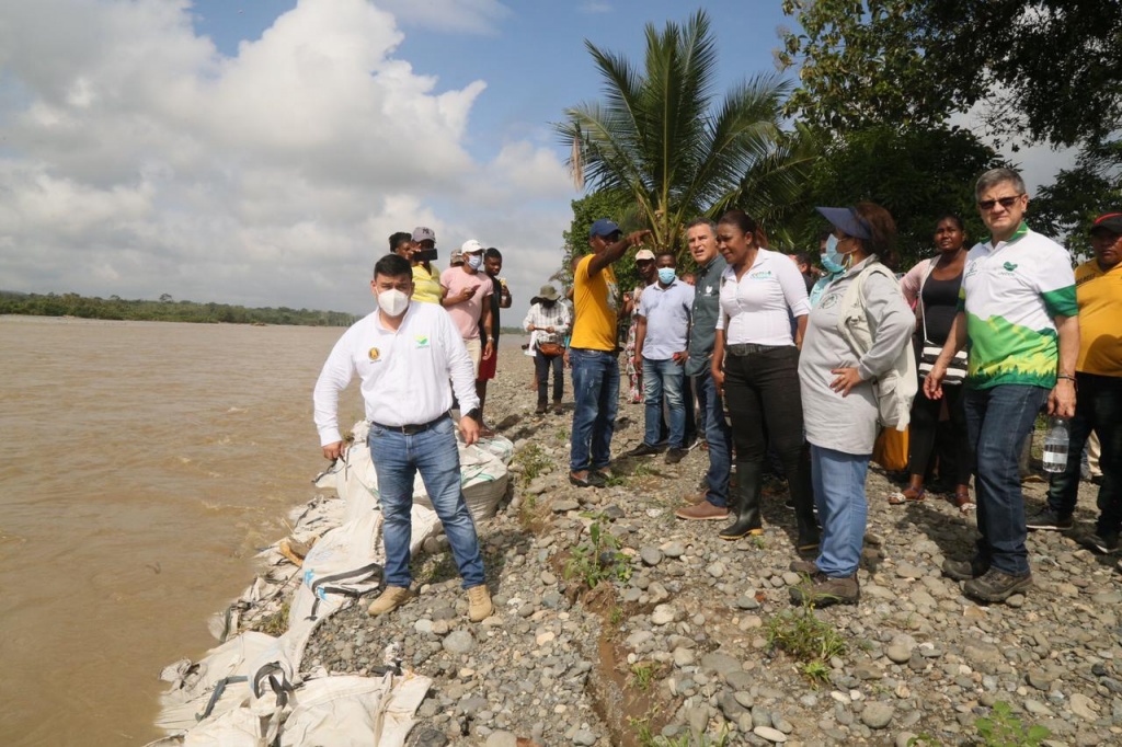 Gobernación de Antioquia atiende necesidades de comunidad de Pavarandocito, afectada por socavación del río Sucio