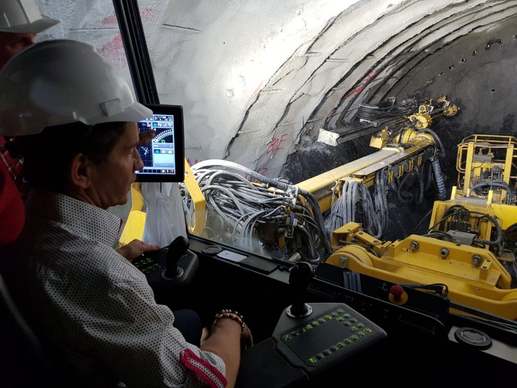 “Nos da mucha alegría ver cómo va kilómetro y medio de obras en el Túnel del Toyo”