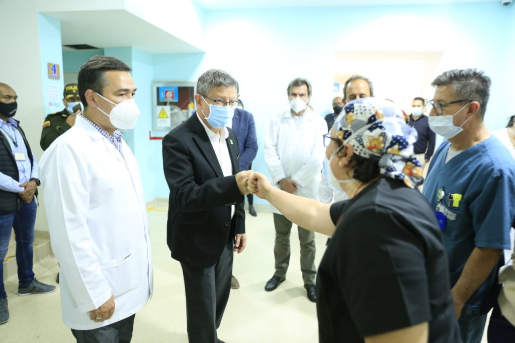 Gobernador (e) de Antioquia recorrió el Hospital La María con el Superintendente Nacional de Salud para mirar el trabajo de los profesionales de Misión Colombia que llegaron a apoyar la institución