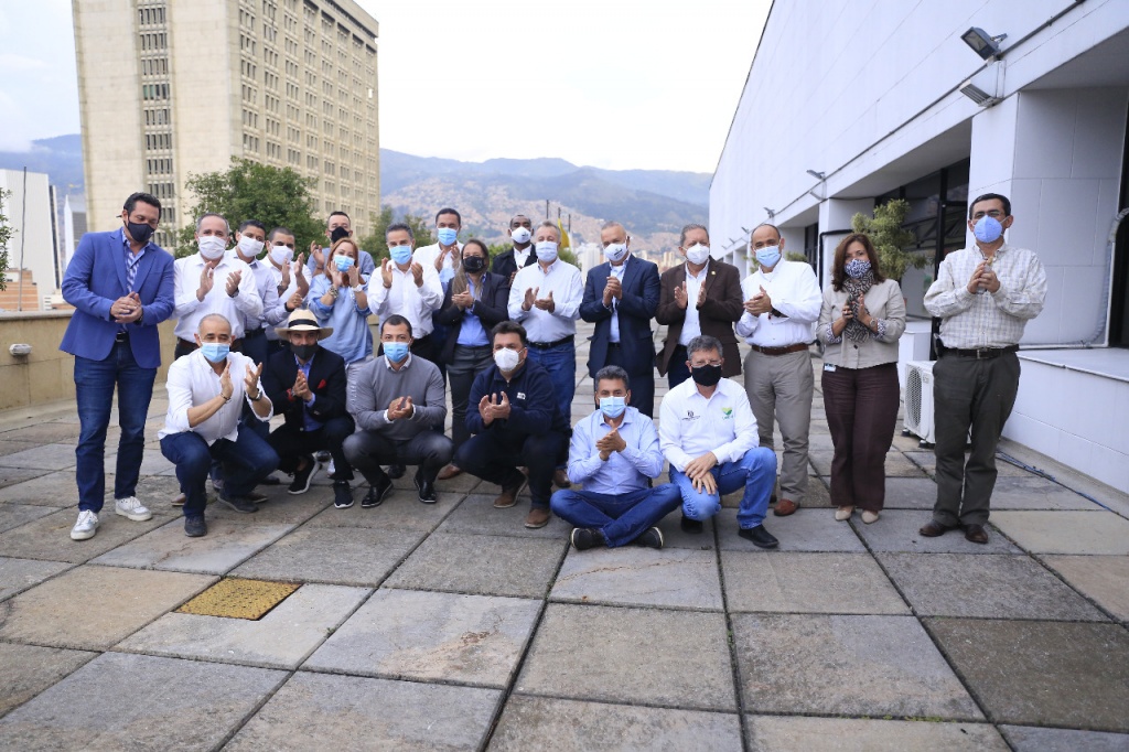 Gobernador Aníbal Gaviria se reunió con los diputados que aprobaron la creación de la Empresa Industrial y Comercial del Estado Fábrica de Licores de Antioquia