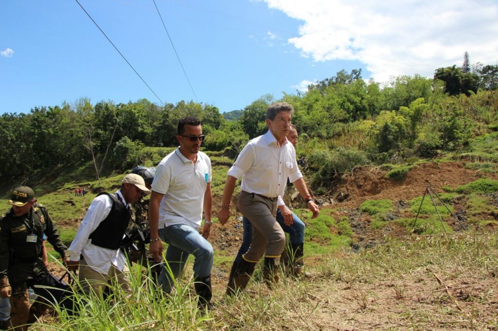 Gobernador de Antioquia Luis Pérez Gutiérrez, hizo presencia en el deslizamiento de tierra más grande que se presenta en el Suroeste antioqueño