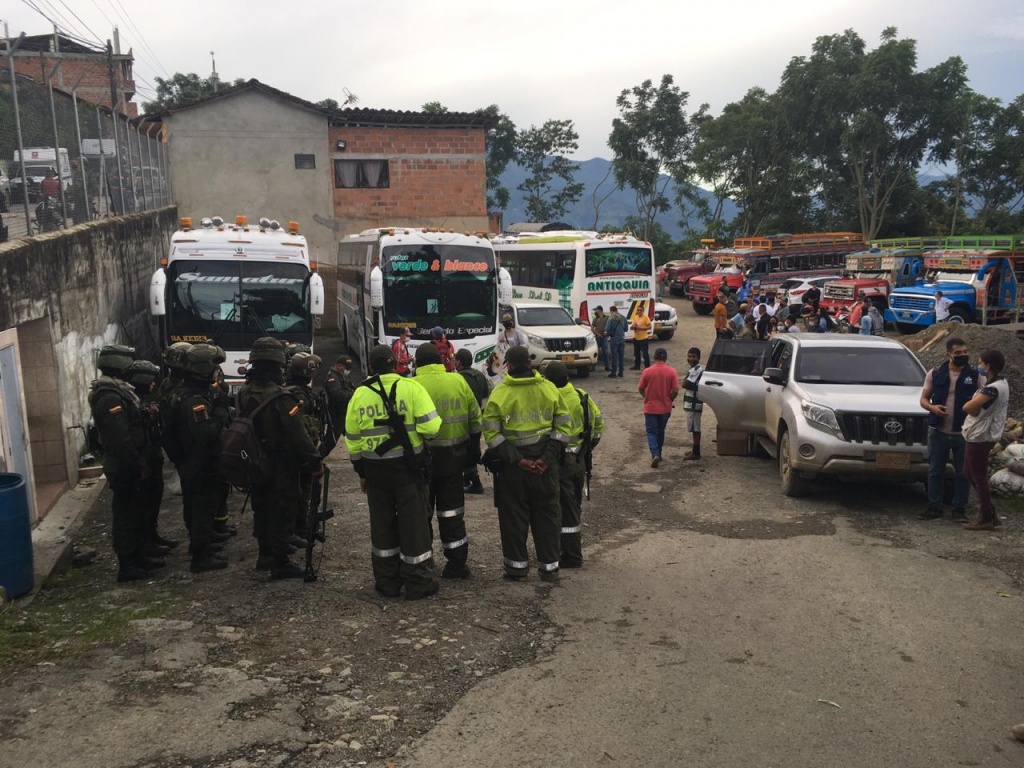 Sin contratiempos avanza la caravana de reincorporados Farc con destino a Mutatá