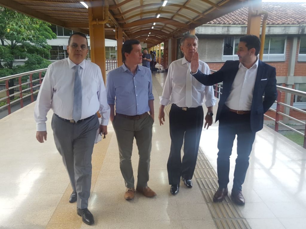 Secretarios de Hacienda y Suministros y de Servicios de Medellín, conocieron el proyecto “Educación para vivir mejor”