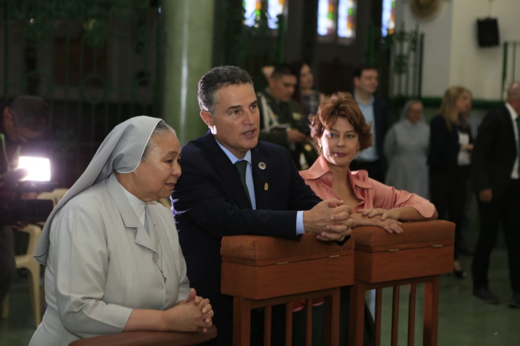 El gobernador de Antioquia Aníbal Gaviria Correa, visitó el Santuario de la Madre Laura