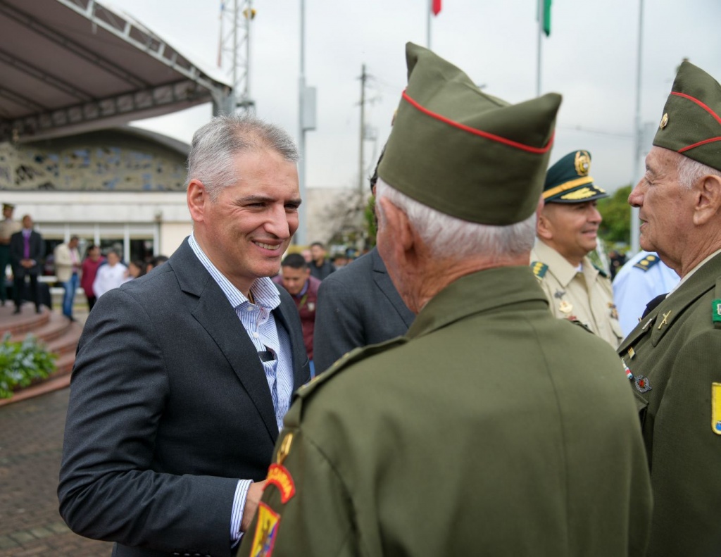 &quot;Queridos veteranos: gracias por su servicio a la Patria&quot;, dijo el Gobernador Andrés Julián en la conmemoración del Día del Veterano