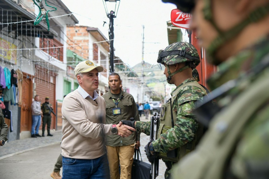 &quot;Necesitamos mucha más fuerza operativa para contrarrestar el homicidio y la extorsión”, afirmó el Gobernador Andrés Julián en Consejo de Seguridad en Sonsón