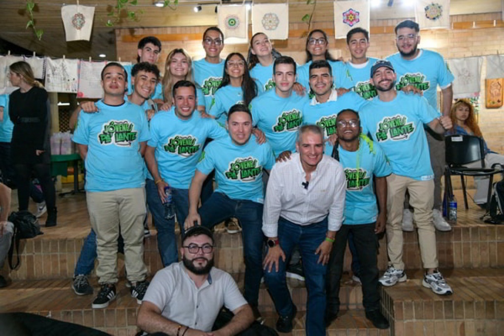 Con el propósito de visibilizar el liderazgo juvenil, el Gobernador Andrés Julián compartió con más de 80 Jóvenes Pa’ Lante en el Centro Cultural de Moravia