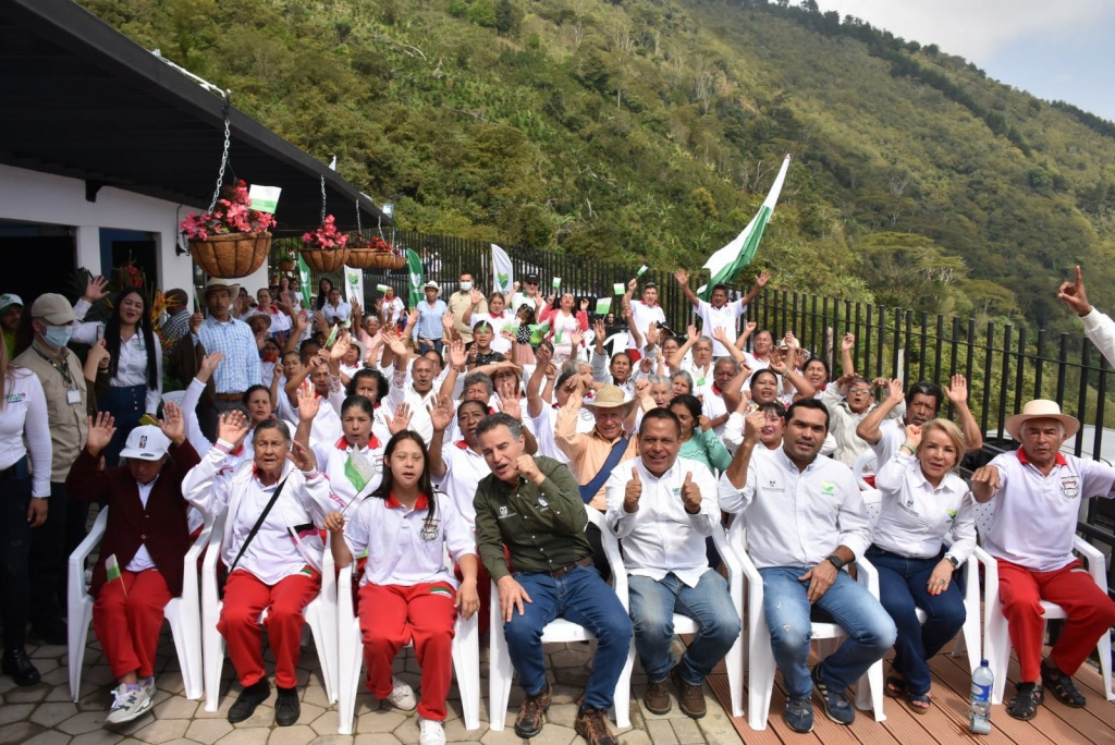 Gobernador Aníbal Gaviria Correa entregó en Giraldo obras del Centro Vida Día y una Ruta de Vida