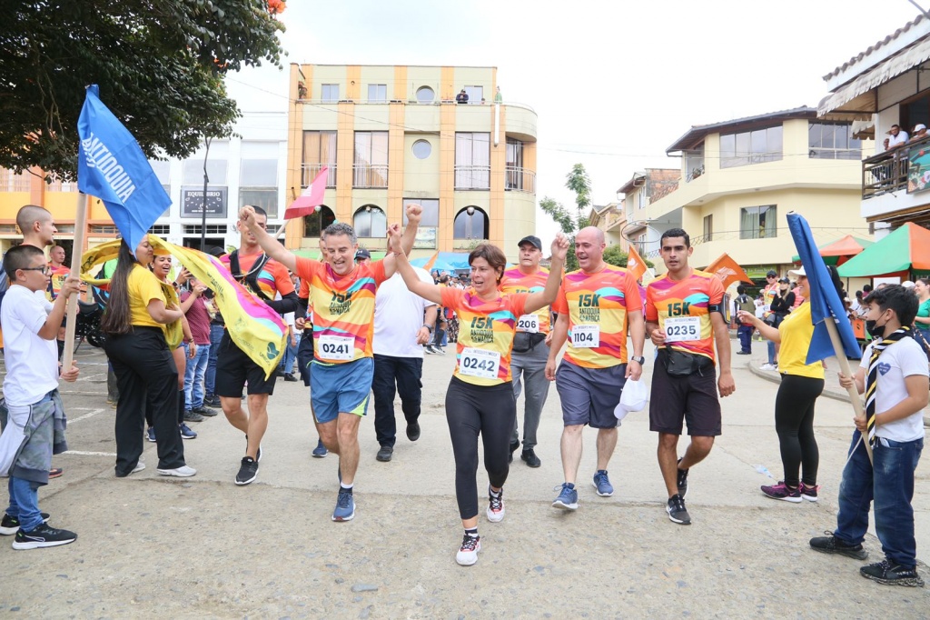 Gobernador Aníbal Gaviria y su esposa Claudia Márquez acompañaron a los 450 deportistas que participaron en la carrera “15K-Antioquia es Mágica”