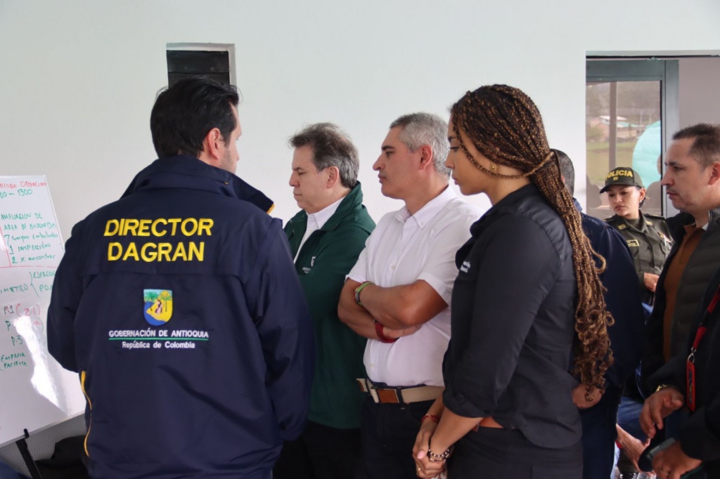 Gobernador Andrés Julián y Gobernadora del Chocó visitaron el PMU de Urrao y agradecieron a los equipos que adelantan labores de rescate