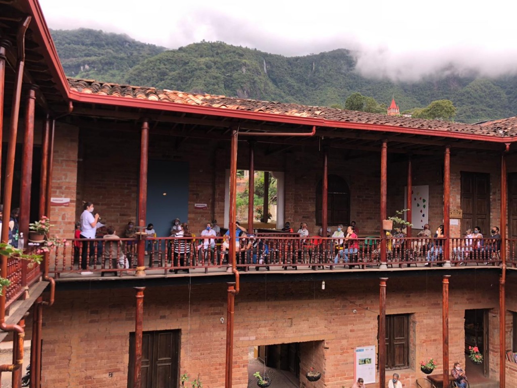 Inició Antioquia Se Pinta de Vida, el programa para transformar con color el hábitat de las familias antioqueñas