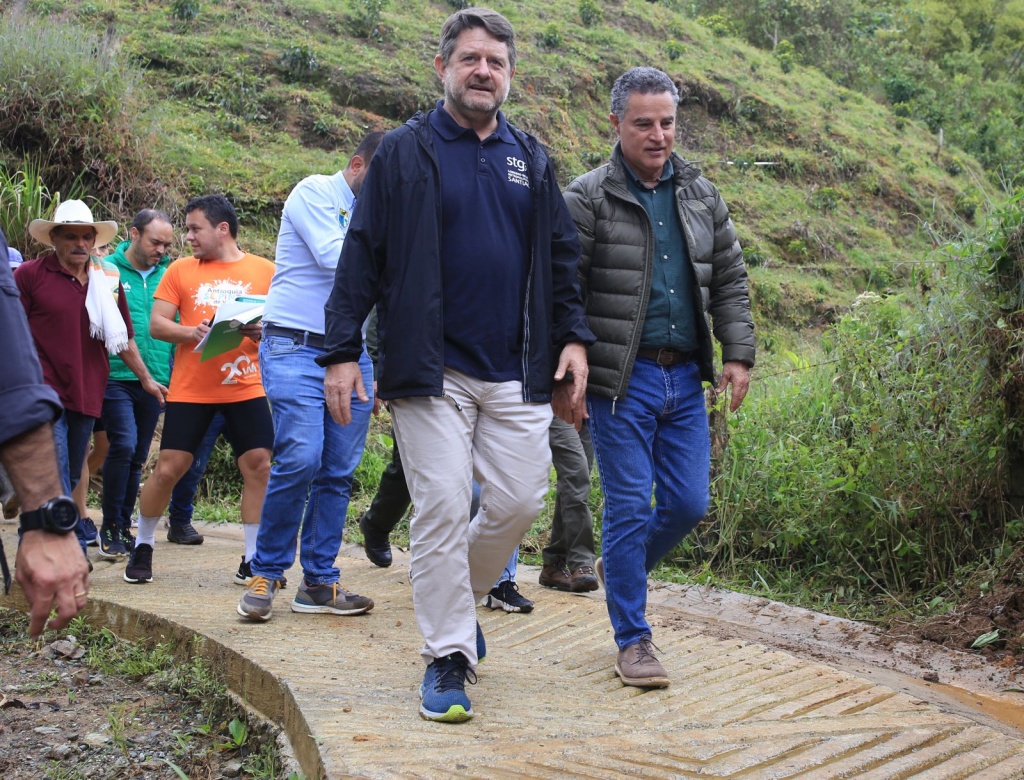 Gobernador Aníbal Gaviria mostró la estrategia de las bicimotorrutas al gobernador de la Región Metropolitana de Santiago de Chile, Claudio Orrego