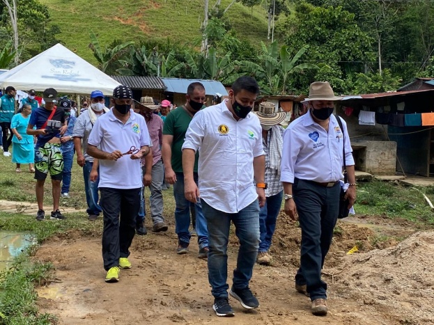 La vereda Santa Cruz en San Rafael, una de las más afectadas en la época de la violencia, tiene un puente peatonal nuevo gracias a Caminos para la Vida