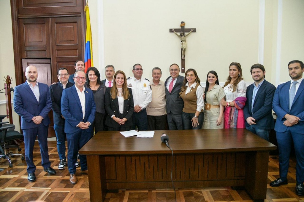 El gobernador Andrés Julián llevó al Congreso un proyecto de Ley para que se exonere del pago de impuestos a los vehículos de los bomberos de Colombia