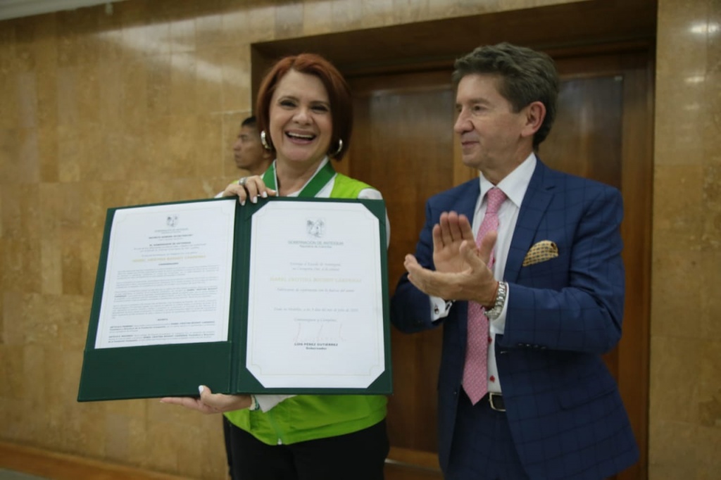 Isabel Cristina Bouhot recibe la máxima distinción del departamento de Antioquia