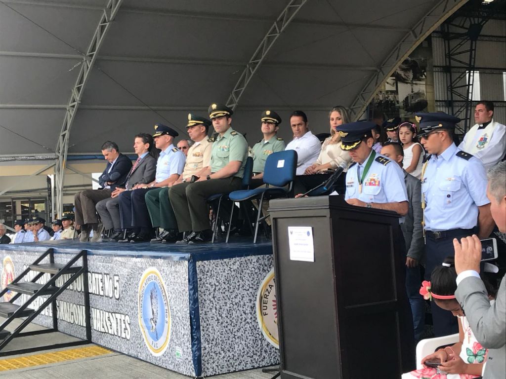 El saliente comandante de CACOM – 5, coronel de la Fuerza Aérea, Fabio Alberto Sánchez Montoya, recibió el Escudo de Antioquia, Categoría Oro
