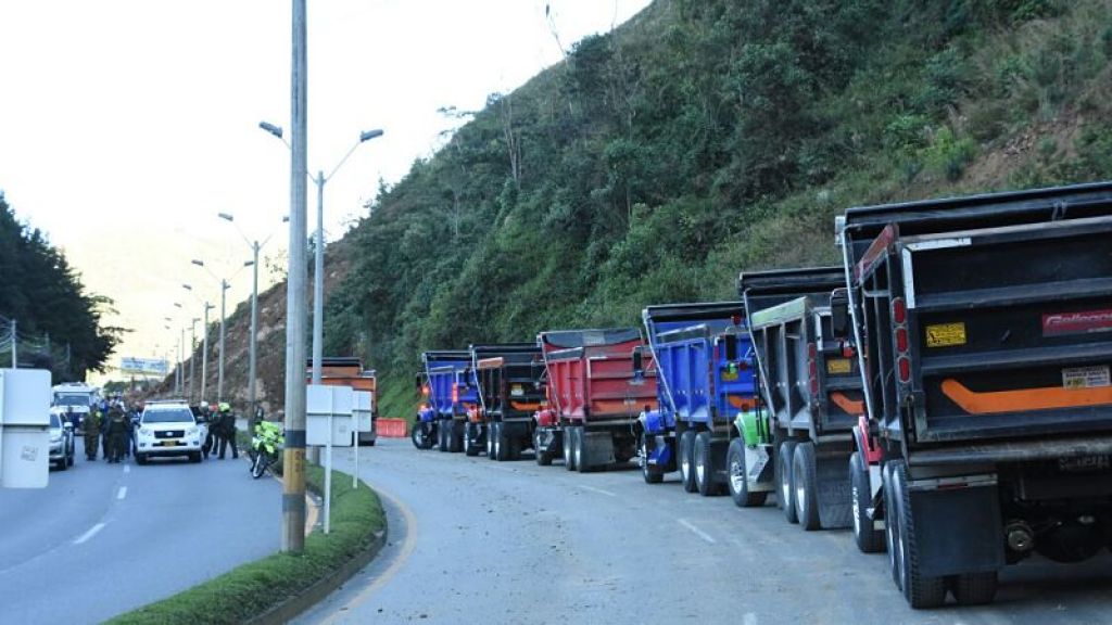 Avanza la remoción de materiales en la Autopista Medellín-Bogotá