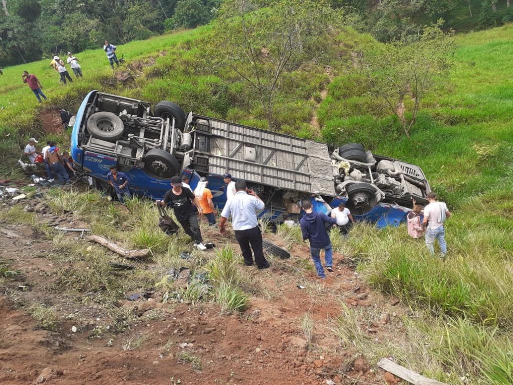Accidente de tránsito ocurrido en el municipio de Puerto Triunfo deja una persona fallecida y 17 lesionados
