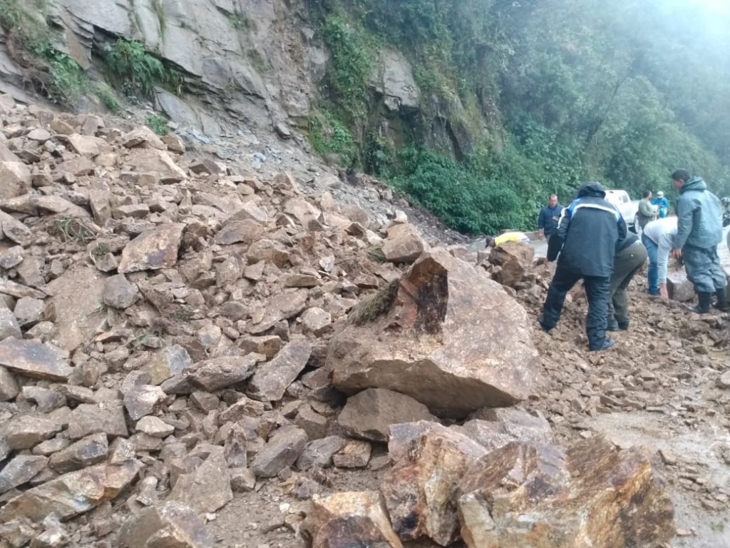 Atención al derrumbe en el km 8+700 de la vía Sonsón - La Quiebra – Nariño