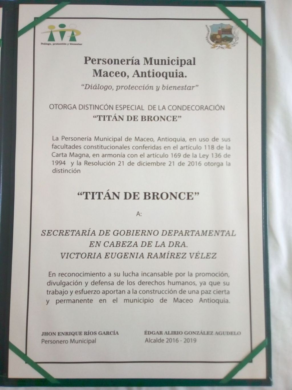 Secretaría de Gobierno departamental recibe condecoración “Titán de bronce” en Maceo