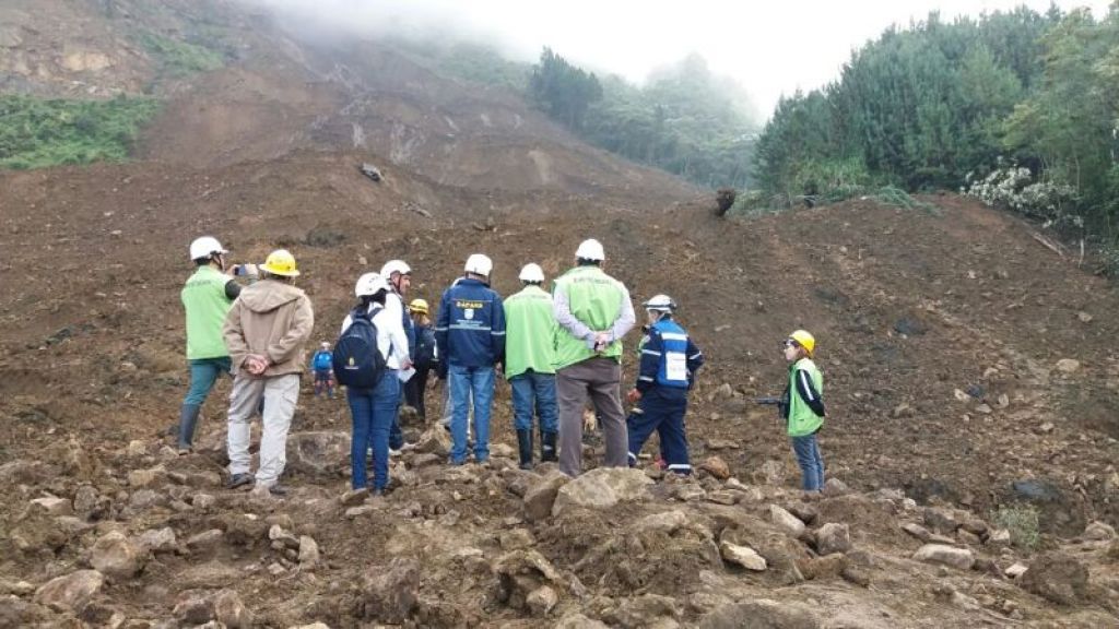 Organismos de socorro agilizan búsqueda de víctimas en el derrumbe de la vía Medellín-Bogotá
