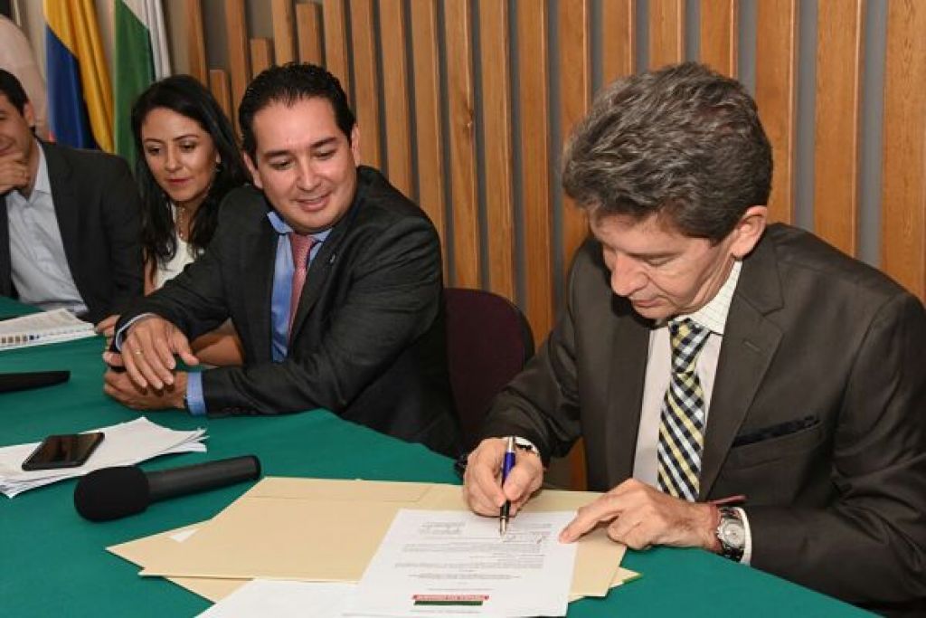 Antioquia suscribe un convenio por 1.540 millones de pesos para erradicar uso de mercurio