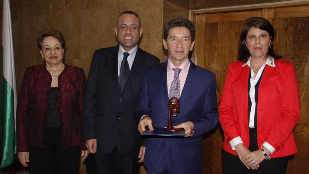 Condecoración al Gobernador Luis Pérez Gutiérrez por la Universidad Cooperativa de Colombia