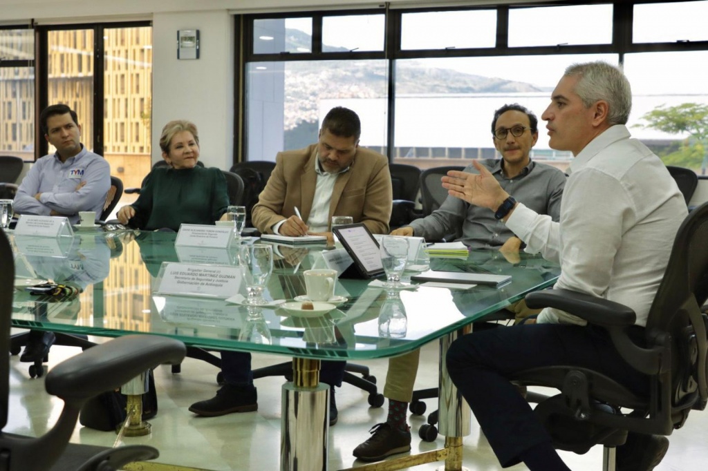 En reunión con representantes de la industria y el comercio, el Gobernador Andrés Julián y empresarios coinciden en la importancia de invertir en la seguridad del departamento