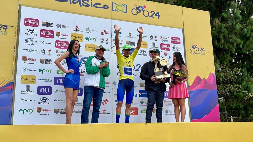 El Gobernador Andrés Julián entregó el trofeo al ganador del Clásico RCN, Kevin Castillo