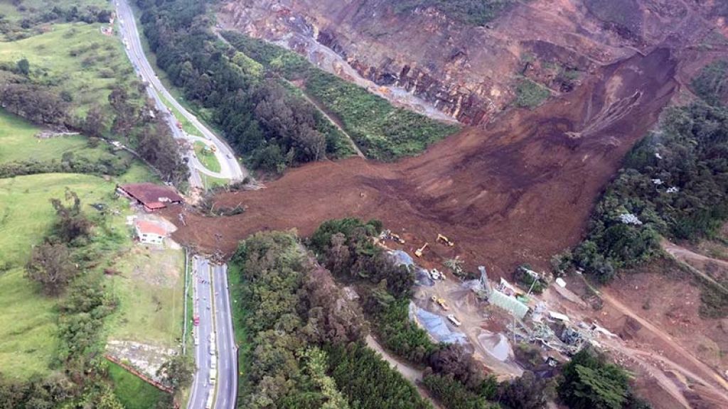 Cuerpos de Socorro de Antioquia atienden emergencia por derrumbe en la Autopista Medellín - Bogotá