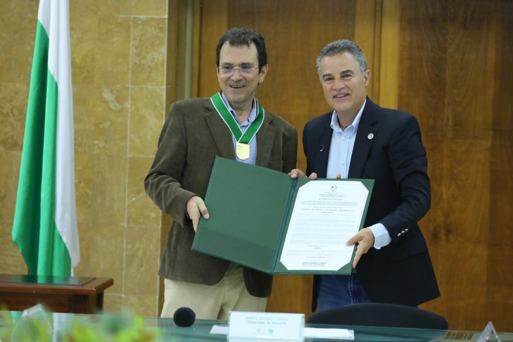 Gobernador Gaviria Correa entregó el Escudo de Antioquia, categoría oro, al exalcalde de Medellín, Alonso Salazar