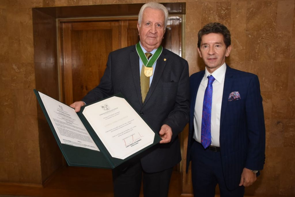 Gabriel Harry Hinestroza recibe el Escudo de Antioquia, Categoría Oro