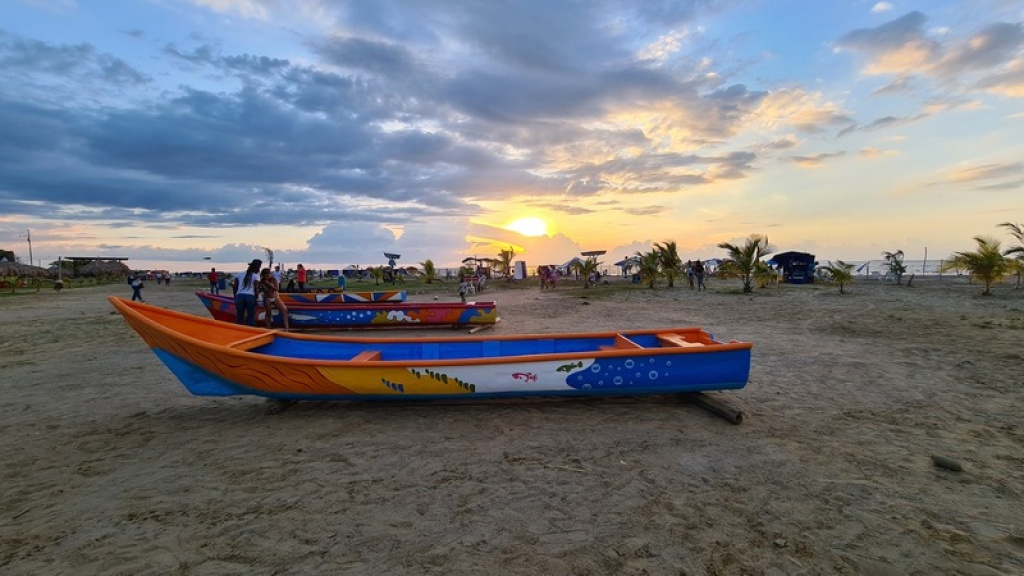 Las canoas de Turbo ahora son arte sobre el mar
