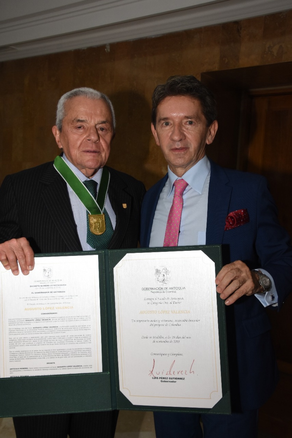 Augusto López Valencia recibió el Escudo de Antioquia Categoría Oro de manos del Gobernador de Antioquia Luis Pérez Gutiérrez